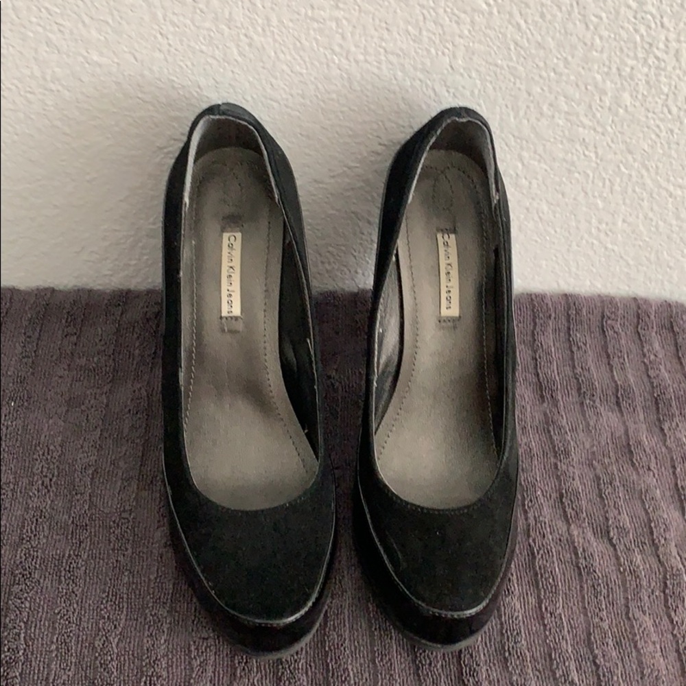 Black pumps